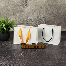 Білий матовий крейдований пакет ШxВxГ 200x150x100 мм, 170 г/м2, підворот під ручки та дно укріплені картоном