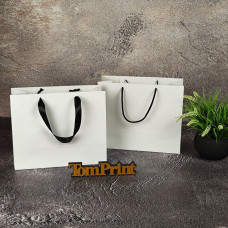 Білий матовий крейдований пакет ШxВxГ 240x200x90 мм, 200 г/м2, підворот під ручки та дно укріплені картоном