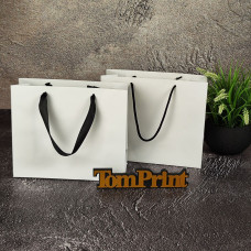 Білий матовий крейдований пакет ШxВxГ 280x230x120 мм, 200 г/м2, підворот під ручки та дно укріплені картоном