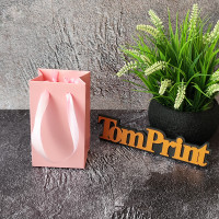 Рожевий матовий картонний пакет ШxВxГ 80x140x60 мм, 215 г/м2, дно укріплене картоном