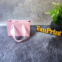 Рожевий матовий крейдований пакет ШxВxГ 150x100x60 мм, 170 г/м2, підворот під ручки та дно укріплені картоном