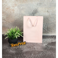 Рожевий матовий крейдований пакет ШxВxГ 160x260x70 мм, 170 г/м2, підворот під ручки та дно укріплені картоном