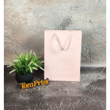 Рожевий матовий крейдований пакет ШxВxГ 160x260x70 мм, 170 г/м2, підворот під ручки та дно укріплені картоном