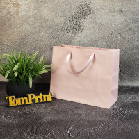 Рожевий матовий крейдований пакет ШxВxГ 240x200x90 мм, 200 г/м2, підворот під ручки та дно укріплені картоном