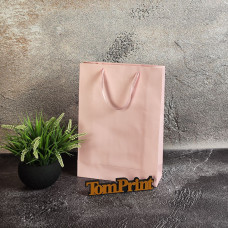 Рожевий матовий крейдований пакет ШxВxГ 250x350x90 мм, 200 г/м2, підворот під ручки та дно укріплені картоном