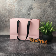 Рожевий матовий крейдований пакет ШxВxГ 340x240x100 мм, 200 г/м2, підворот під ручки та дно укріплені картоном