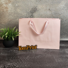 Рожевий матовий крейдований пакет ШxВxГ 420x300x160 мм, 200 г/м2, підворот під ручки та дно укріплені картоном
