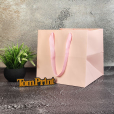 Рожевий матовий картонний пакет ШxВxГ 300x300x290 мм, 215 г/м2, дно укріплене картоном