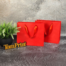 Червоний матовий крейдований пакет ШxВxГ 240x200x90 мм, 200 г/м2, підворот під ручки та дно укріплені картоном