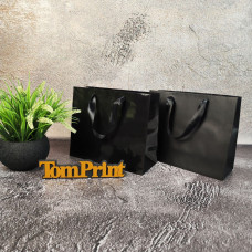 Чорний глянцевий крейдований пакет ШxВxГ 240x200x90 мм, 200 г/м2, дно та ручки укріплені картоном