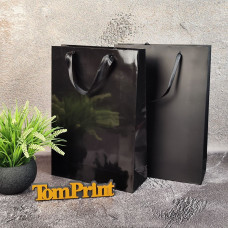 Чорний глянцевий крейдований пакет ШxВxГ 250x350x90 мм, 200 г/м2, дно та ручки укріплені картоном