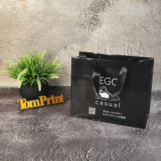 Чорний глянцевий крейдований пакет ШxВxГ 280x230x120 мм, 200 г/м2, дно та ручки укріплені картоном