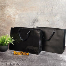 Чорний глянцевий крейдований пакет ШxВxГ 420x300x160 мм, 200 г/м2, дно та ручки укріплені картоном